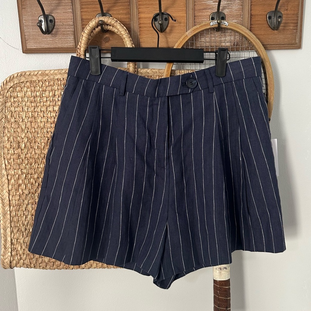 NWT ASTR the label Navy and White pinstripe 100% Linen/Cotton lined shorts